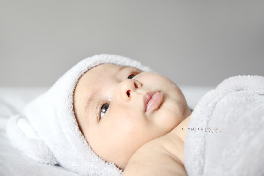 photographe bebes, nouveau né, photographe à domicile nouveau né studio, bébé aux yeux bleus, bébé, bébé studio