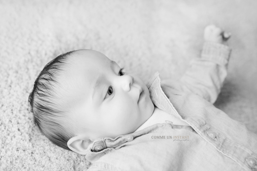 bébé studio - photographe pro bébé aux yeux bleus - photographe professionnelle bébé - shooting à domicile pour bebes
