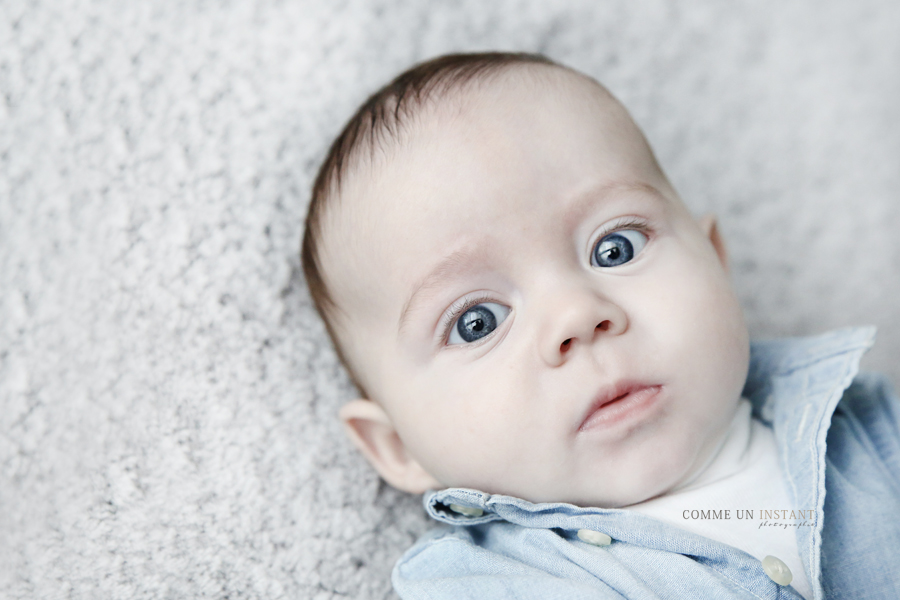 photographe professionnelle bébé studio, photographe à domicile bébé aux yeux bleus, photographe a domicile de bébés, shooting bébé