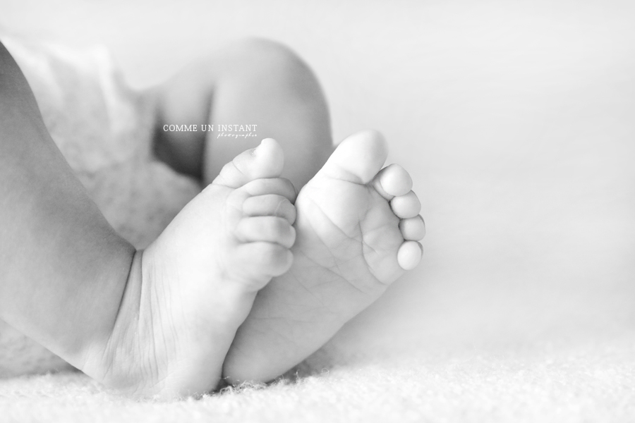 photographe bébé en train de dormir - reportage photographe de bébé - bébé studio - bébé - enfant studio - noir et blanc - shooting enfant