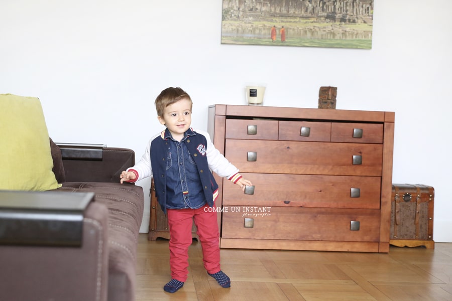 enfant - bébé - photographe a domicile enfant en train de jouer - photographe professionnelle de enfant