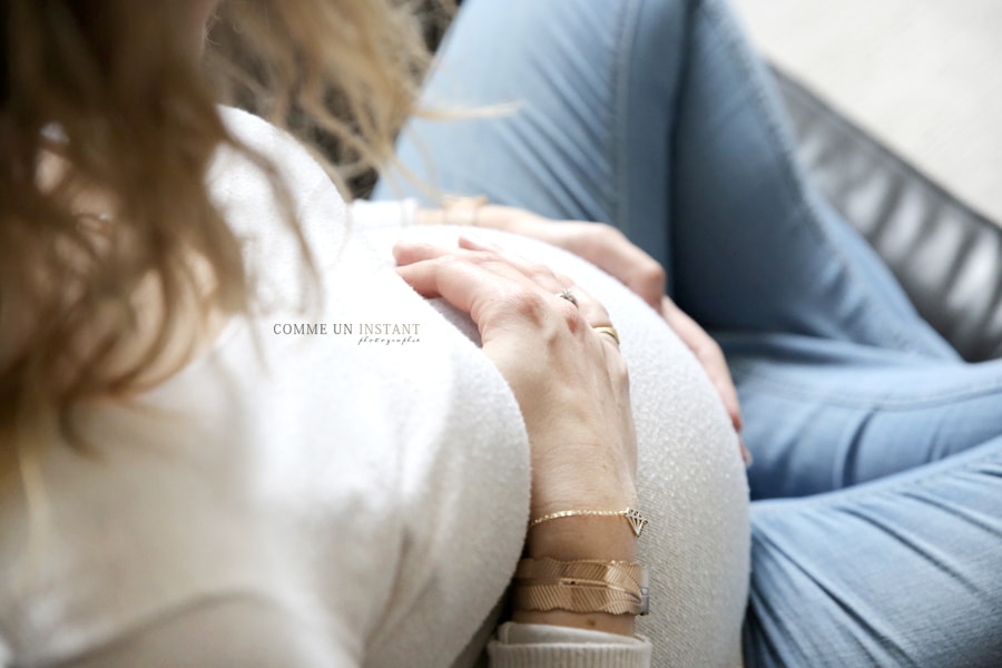 shooting à domicile grossesse studio - reportage photographe femme enceinte - femme enceinte habillée - grossesse