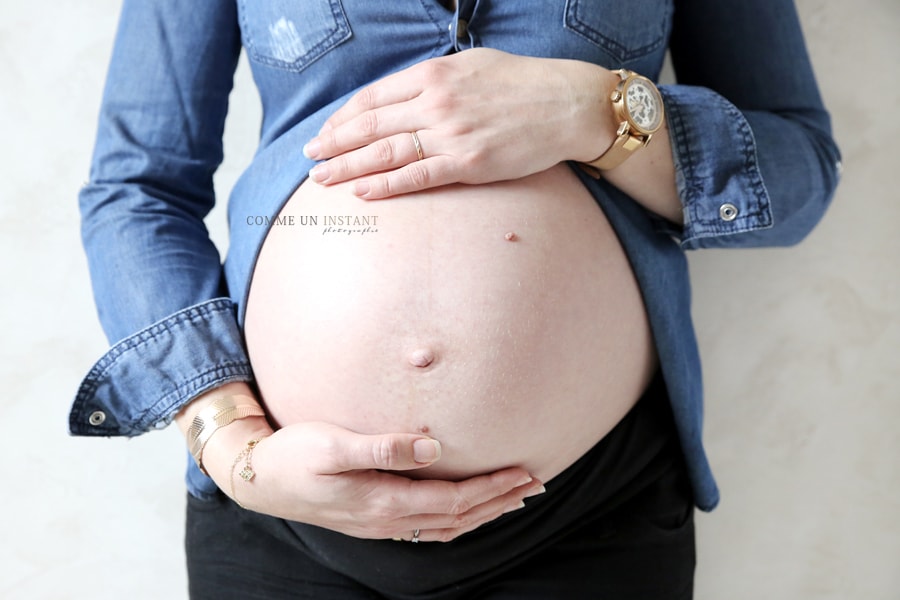 grossesse studio - ventre nu - photographe grossesse - photographe pro grossesse - photographe professionnelle femme enceinte habillée