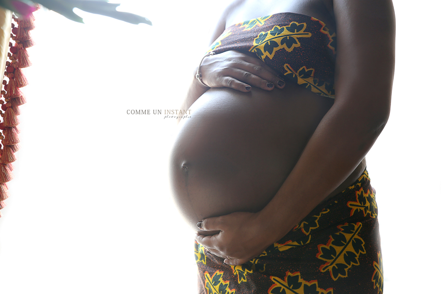 photographe femme enceinte habillée - grossesse studio - shooting à domicile pour femme enceinte - grossesse métisse