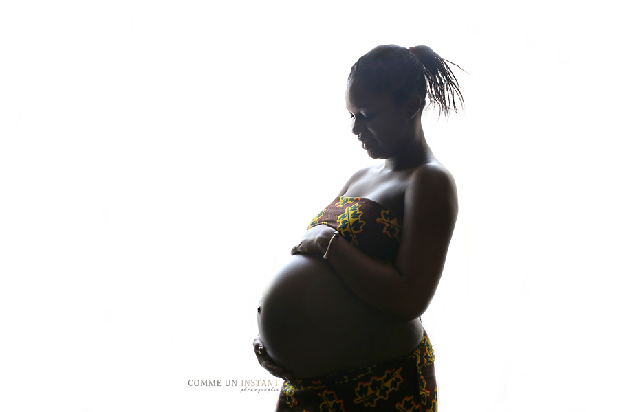 grossesse studio, photographe a domicile de grossesses, reportage photographe grossesse métisse, photographe pro femme enceinte habillée