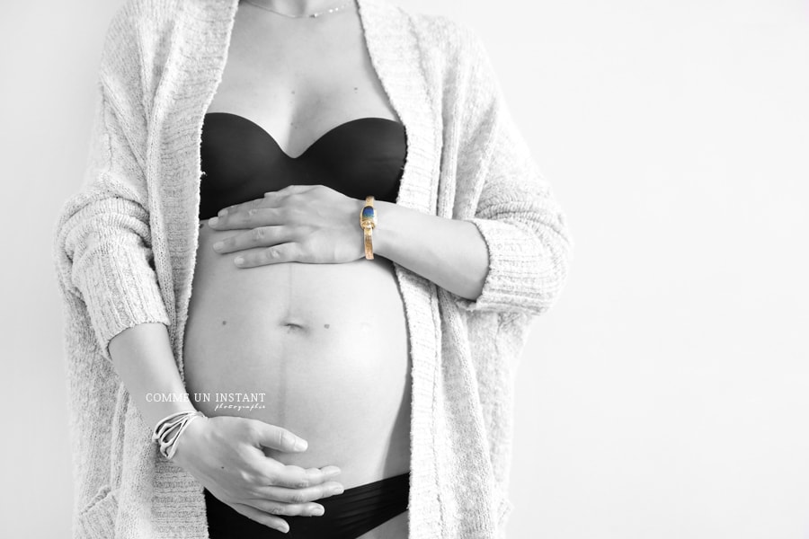 grossesse studio - grossesse - photographie femme enceinte habillée - noir et blanc - shooting à domicile ventre nu - photographe à domicile de grossesse à Versailles (78000 Yvelines 78)