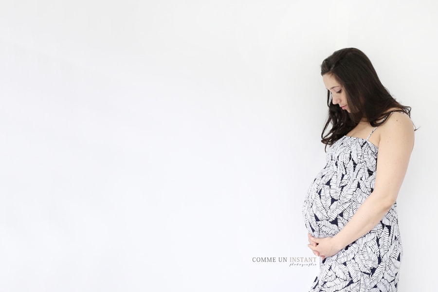 shooting à domicile grossesse, femme enceinte habillée, photographe professionnelle de femme enceinte, grossesse studio