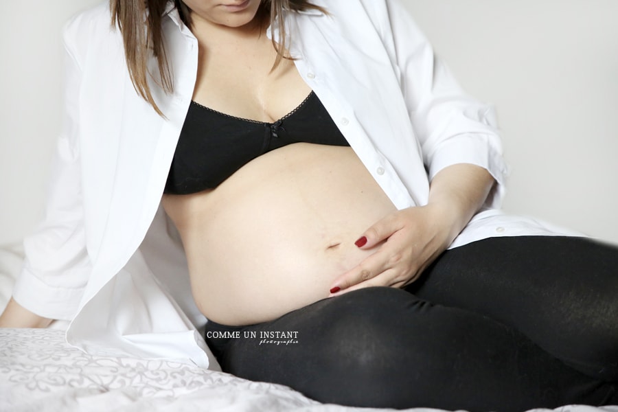grossesse studio, grossesse, shooting femme enceinte, femme enceinte habillée, photographe à domicile ventre nu