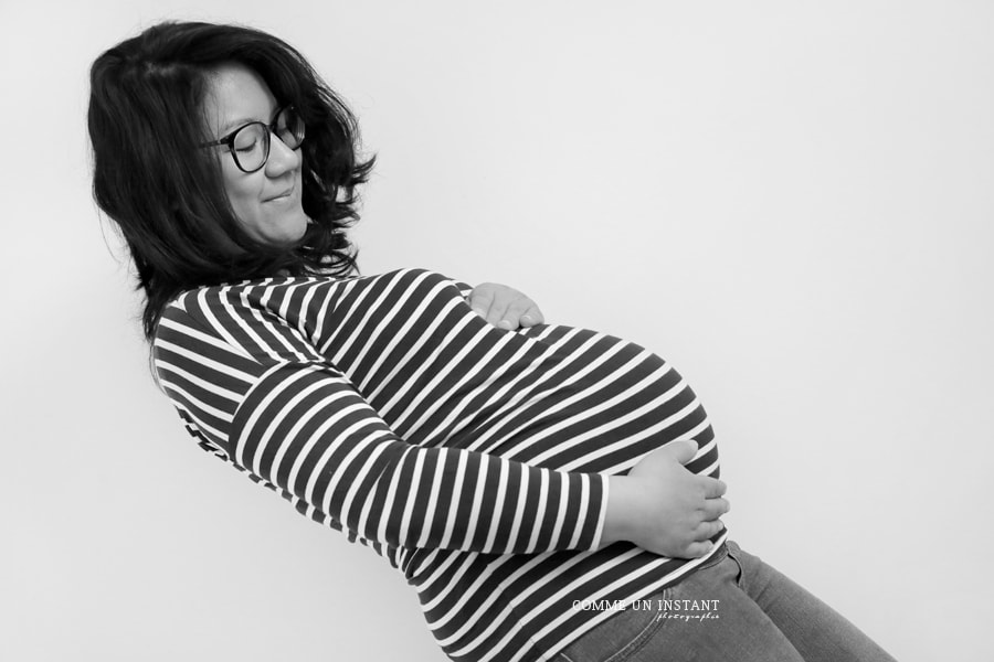photographe grossesse studio, femme enceinte habillée, photographe grossesse, noir et blanc, photographe femme enceinte asiatique, reportage photographe de grossesses