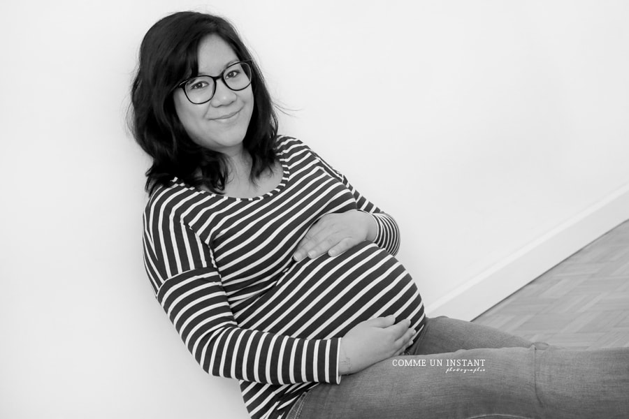 grossesse, grossesse studio, photographe pro de femme enceinte, photographie femme enceinte asiatique, noir et blanc, femme enceinte habillée