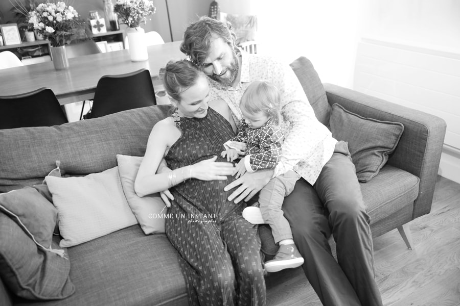 photographie femme enceinte habillée - famille - amour - noir et blanc - photographe a domicile grossesse - photographe à domicile pour femme enceinte sur Neuilly sur Seine (92200 Hauts de Seine 92)