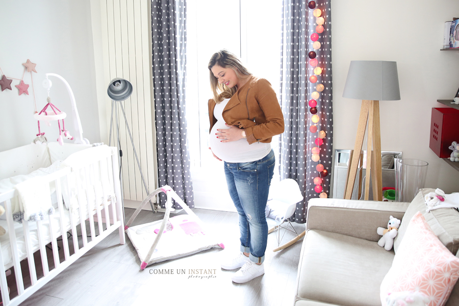 photographe à domicile grossesse studio - grossesse - photographe pro de femme enceinte - femme enceinte habillée - chambre de bébé