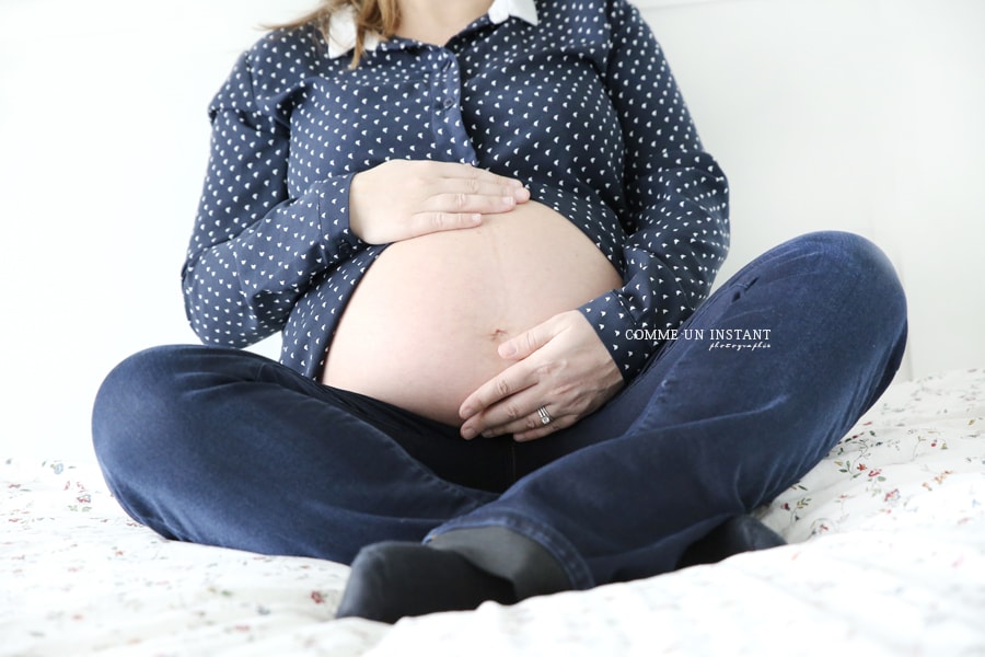 ventre nu - shooting grossesses - reportage photographe grossesse - grossesse studio - photographe professionnelle femme enceinte habillée
