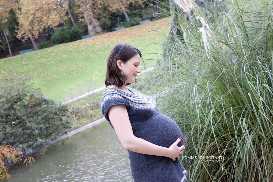 grossesse, famille, bébé, femme enceinte habillée, famille en extérieur, photographe professionnelle grossesse en extérieur, photographie pour grossesse en plein coeur de Montmorency (95160 Val d'Oise 95)