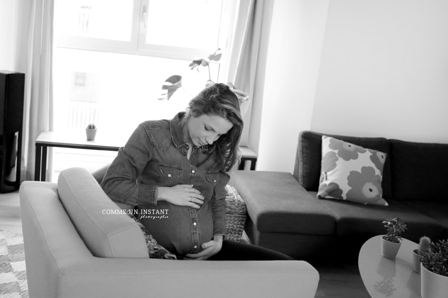 grossesse - photographe a domicile noir et blanc - photographe à domicile femmes enceintes - femme enceinte habillée - grossesse studio