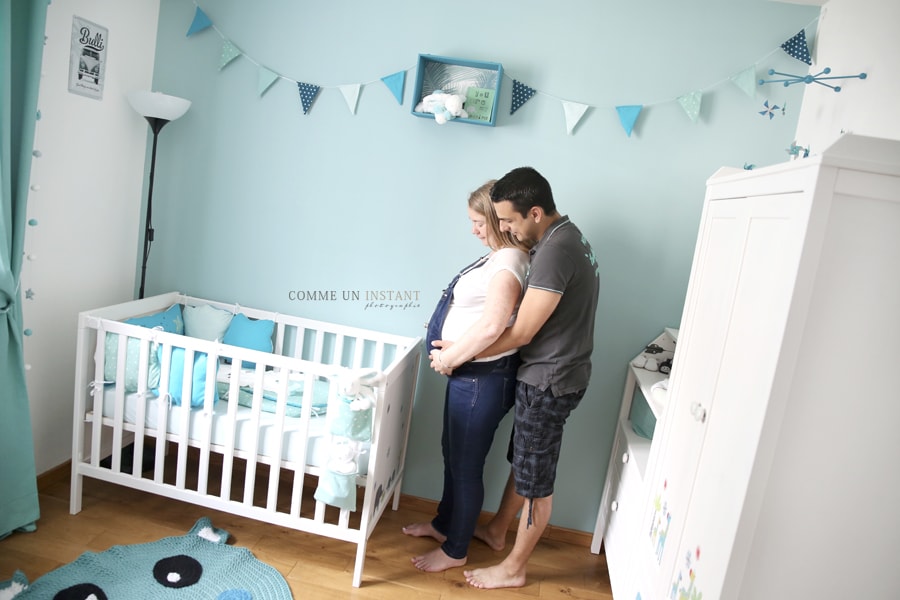 photographie chambre de bébé, shooting à domicile grossesse, grossesse, photographe professionnelle femme enceinte habillée