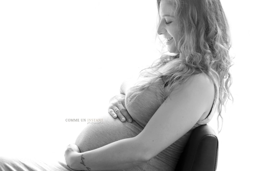 photographie femme enceinte habillée - shooting à domicile noir et blanc - grossesse - photographe grossesse studio - photographe à domicile grossesse