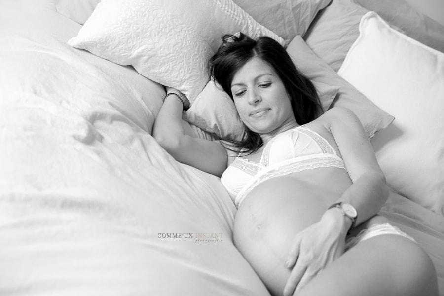 grossesse, grossesse studio, photographie femme enceinte, shooting à domicile noir et blanc, ventre nu