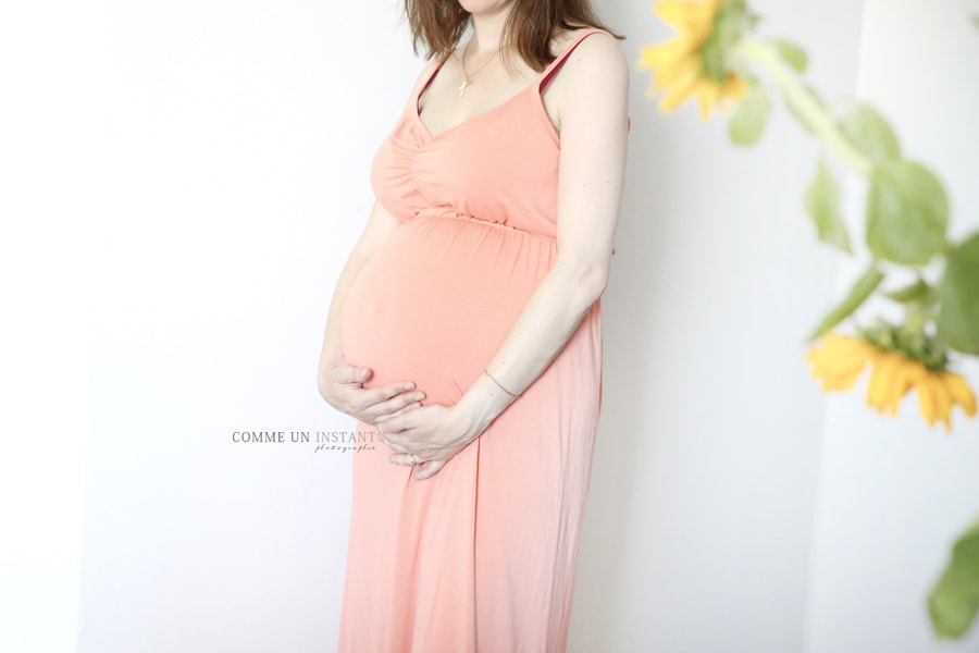 photographe professionnelle grossesses, shooting à domicile grossesse studio, grossesse, femme enceinte habillée
