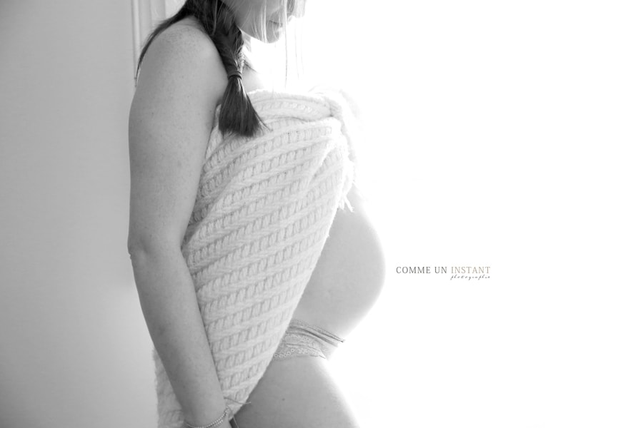 femme enceinte habillée - ventre nu - photographe grossesse - shooting noir et blanc - photographe à domicile de grossesse a Versailles (78000 Yvelines 78) - grossesse studio