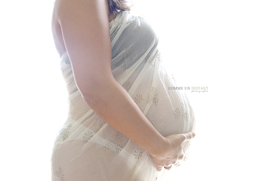 grossesse - grossesse studio - photographe professionnelle pour grossesse - femme enceinte habillée
