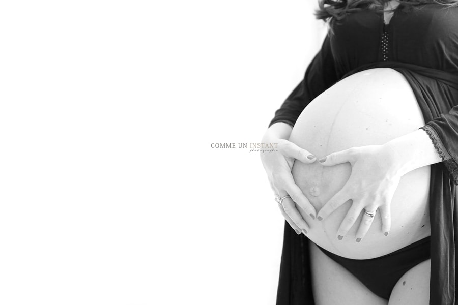 femme enceinte habillée, shooting grossesse, noir et blanc, photographe professionnelle pour grossesse à Paris 75 du côté de l'Arc de Triomphe et des Invalides, photographe à domicile grossesse studio