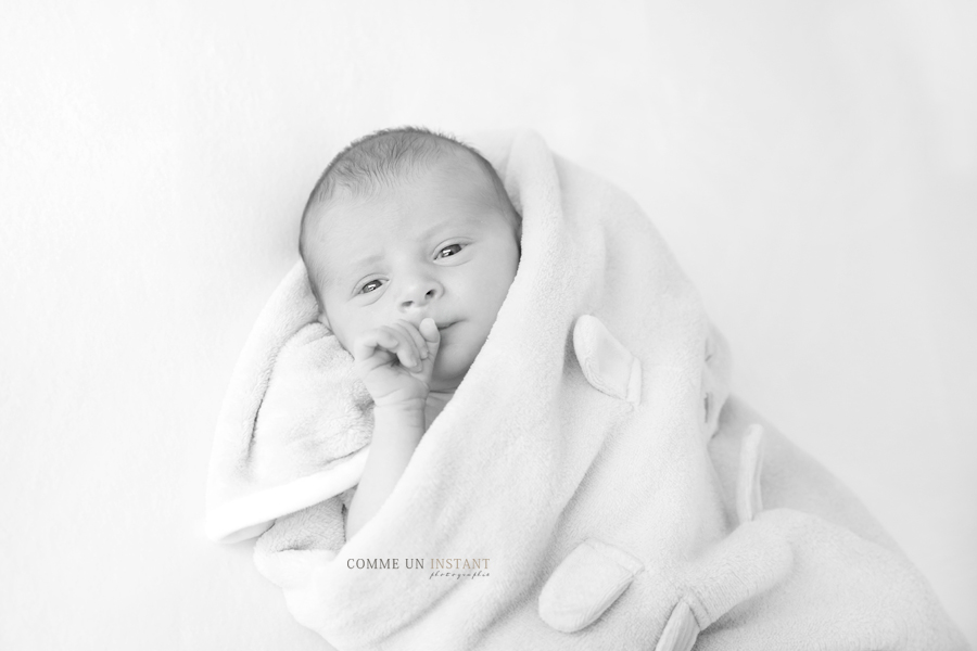 photographie bébé - nouveau né studio - shooting à domicile noir et blanc - bébé studio - petites mains - nouveau né - reportage photographe de nouveau né sur Sannois (95110 Val d'Oise 95)