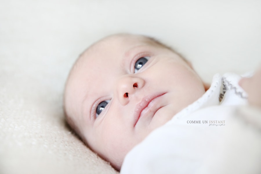 shooting nouveau né - nouveau né studio - photographe pro nouveaux nés - bébé studio - photographie bébé - bébé aux yeux bleus