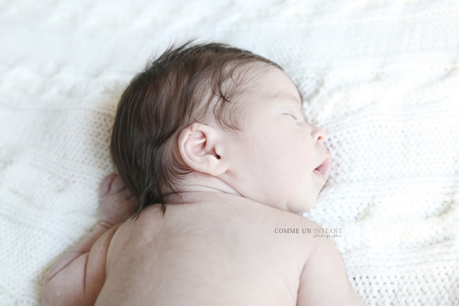 bébé en train de dormir - photographe professionnelle nouveau né - photographe pro bébé studio - nouveau né studio - bébé - photographe pour nouveau ne - nouveau né en train de dormir