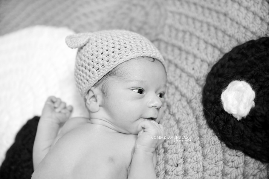 noir et blanc - reportage photographe de bebe en centre ville de Versailles (78000 Yvelines 78) - nouveau né - bébé studio - photographie bébé - nouveau né studio