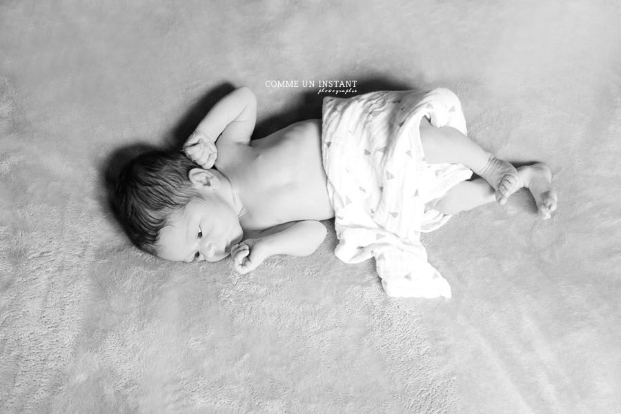 bébé - noir et blanc - photographe à domicile bébé studio - reportage photographe de bebe - nouveau né - reportage photographe nouveau né studio