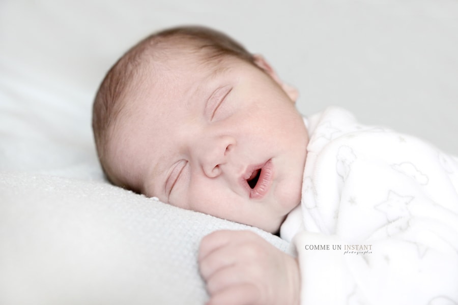 bébé - photographe a domicile bébé studio - nouveau né en train de dormir - photographe bébés - nouveau né - photographie nouveau né studio