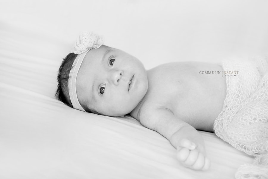 noir et blanc - reportage photographe nouveau né - bébé studio - photographe à domicile de nouveau né - bébé - nouveau né studio
