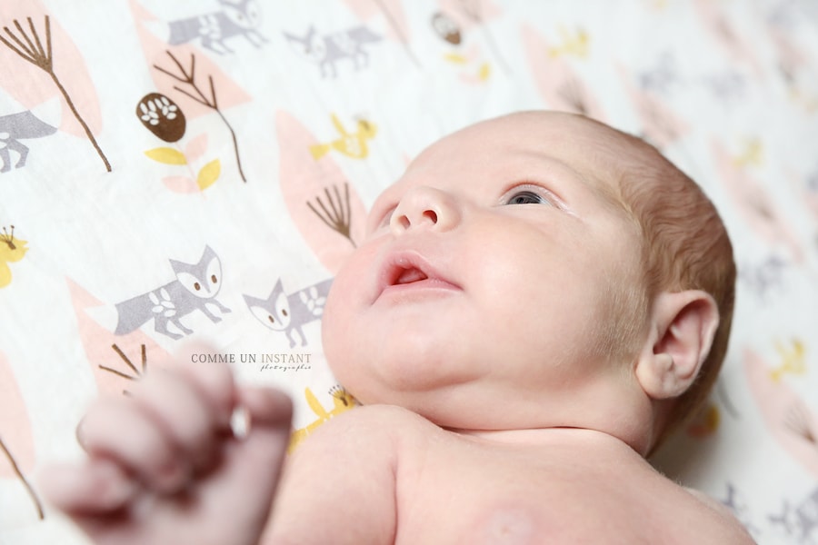 shooting à domicile nouveau né - bébé aux yeux bleus - nouveau né studio - bébé studio - photographe pro bébé - photographe professionnelle pour bebes