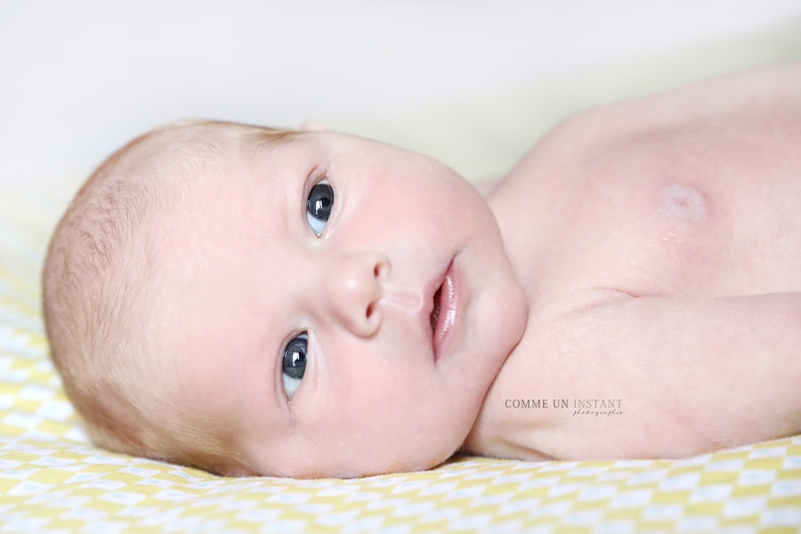 nouveau né studio - bébé studio - reportage photographe nouveau né - photographe bébé aux yeux bleus - reportage photographe pour bebe - bébé