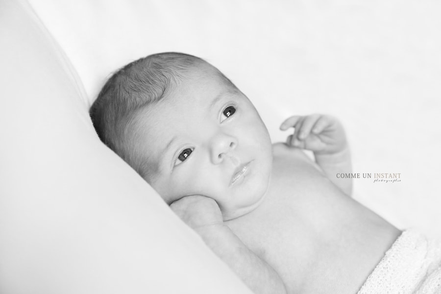 photographe pro nouveau né studio - photographie bébé studio - photographe a domicile noir et blanc - nouveau né - photographe professionnelle nouveaux nés à Sannois (95110 Val d'Oise 95) - bébé