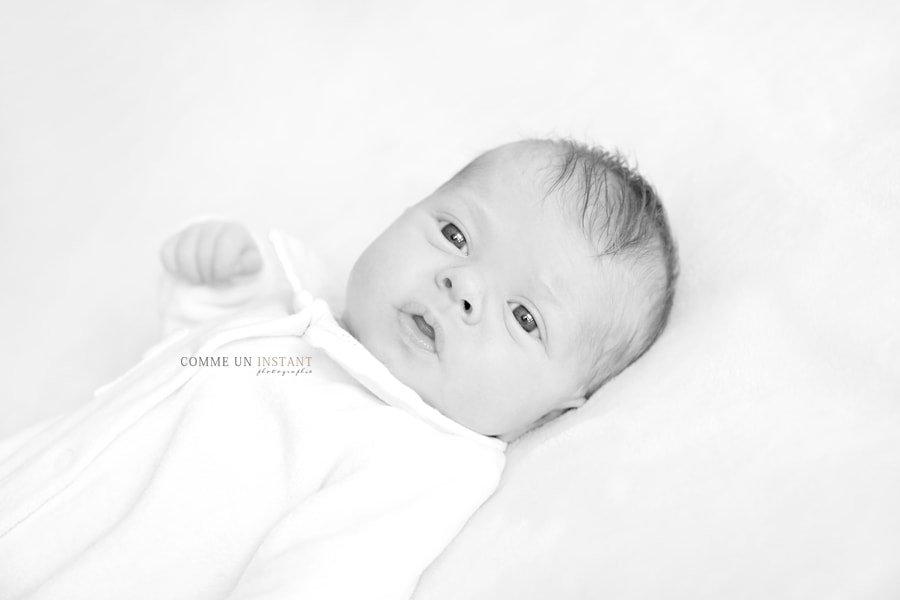 nouveau né, bébé aux yeux bleus, photographe pro nouveau né studio, bébé, photographe à domicile bebe, bébé studio, noir et blanc