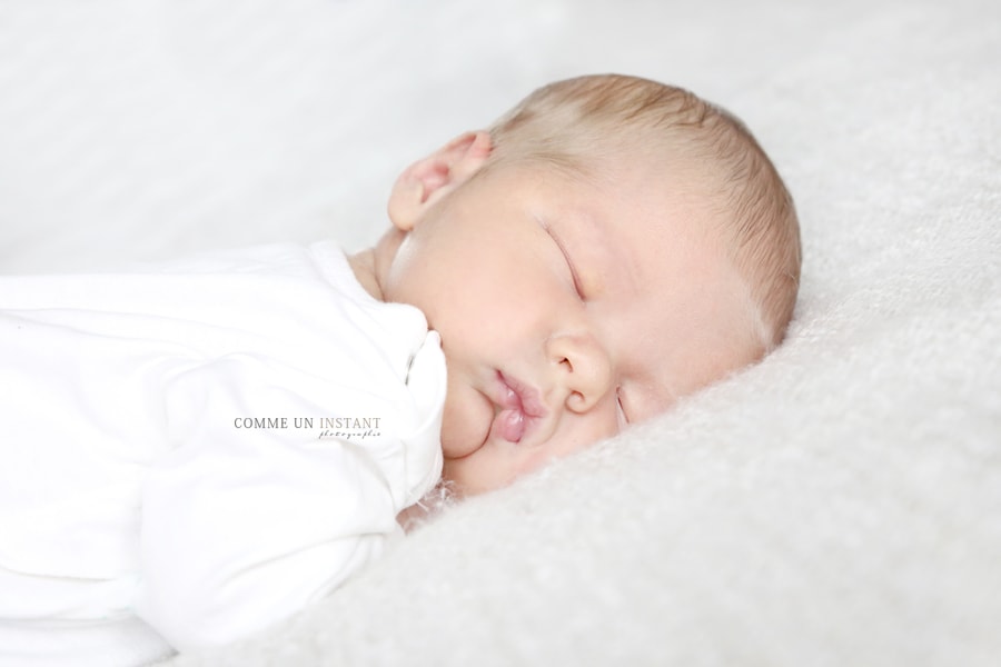 photographe pro nouveau né studio - bébé - photographe a domicile nouveau né en train de dormir - nouveau né - bébé studio - shooting de nouveaux nes - bébé aux yeux bleus