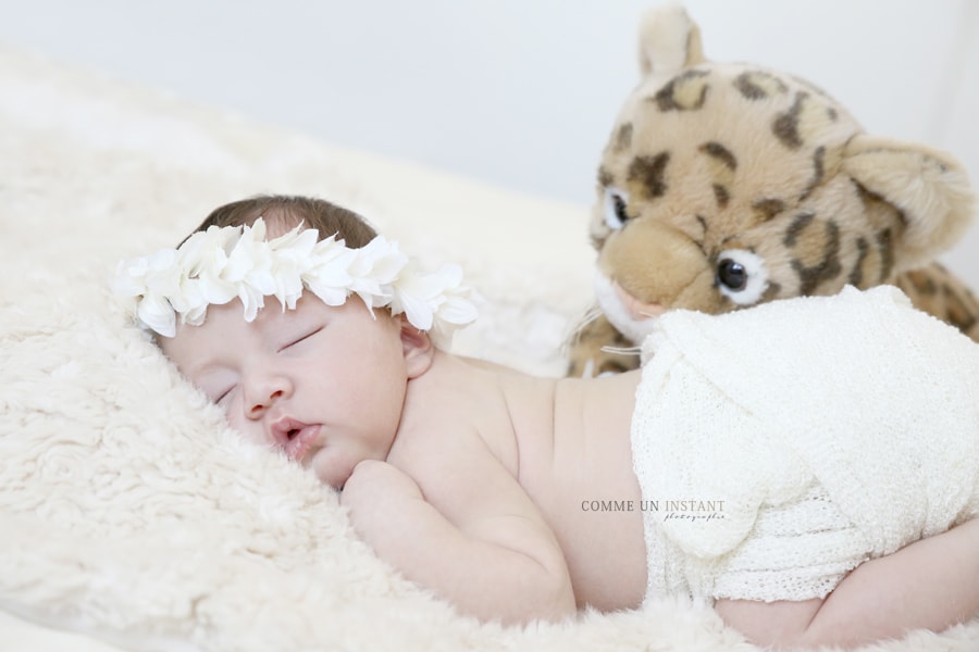 photographe pro nouveau né en train de dormir - nouveau né - bébé - photographe professionnelle pour bébé - bébé studio - reportage photographe nouveau né studio - bébé asiatique