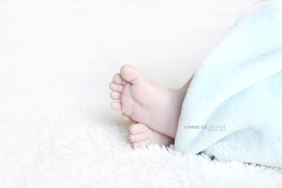 petits pieds, petit peton, photographe professionnelle nouveau né en train de dormir, nouveau né studio, photographe bébé studio, bébé, bébé en train de dormir, nouveau né, photographe à domicile pour bebes