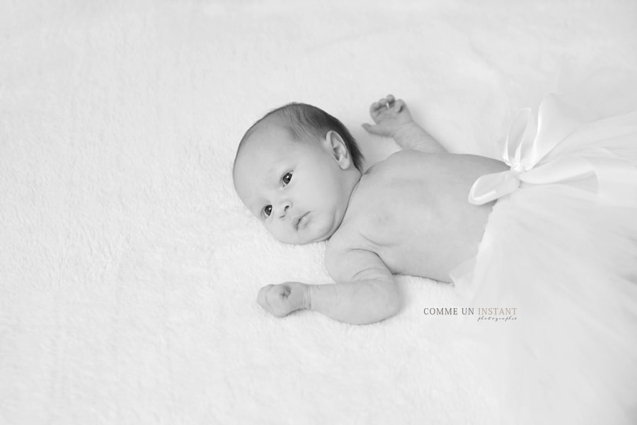 bébé - noir et blanc - bébé studio - photographe nouveau né - photographe a domicile nouveau né studio - photographie pour bébé