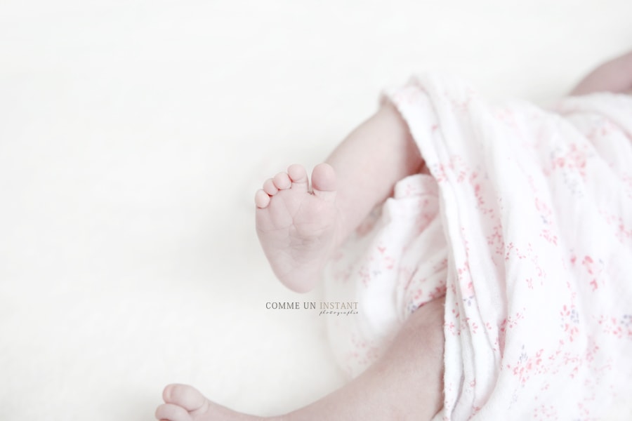 bébé, nouveau né en train de dormir, bébé studio, photographe à domicile pour nouveaux nés, nouveau né, photographe à domicile nouveau né studio, petits pieds, petit peton