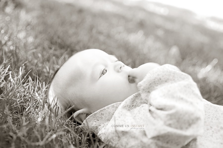 photographe à domicile pour bébé, sépia, photographe à domicile bébé en extérieur