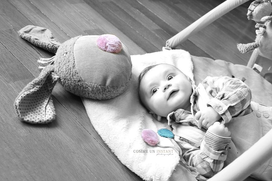 bébé studio, photographe professionnelle de bébés, shooting à domicile bébé en train de jouer, bébé, couleur isolée