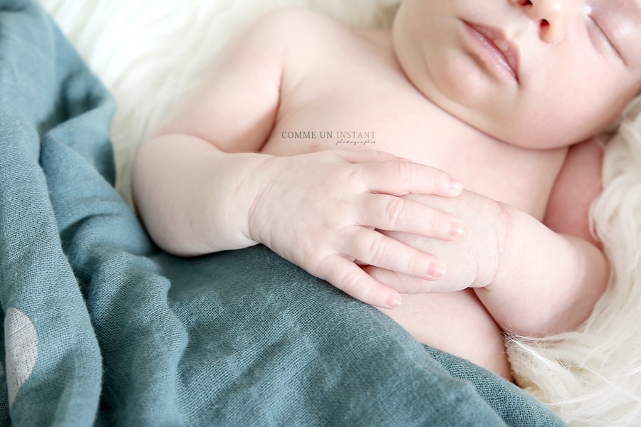 nouveau né studio - photographe de bébé - nouveau né en train de dormir - photographe à domicile petites mains - bébé - shooting bébé en train de dormir - photographe à domicile bébé studio - nouveau né