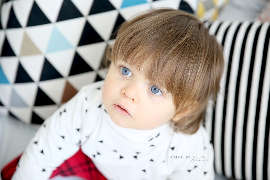 reportage photographe de enfants - photographe professionnelle bébé aux yeux bleus