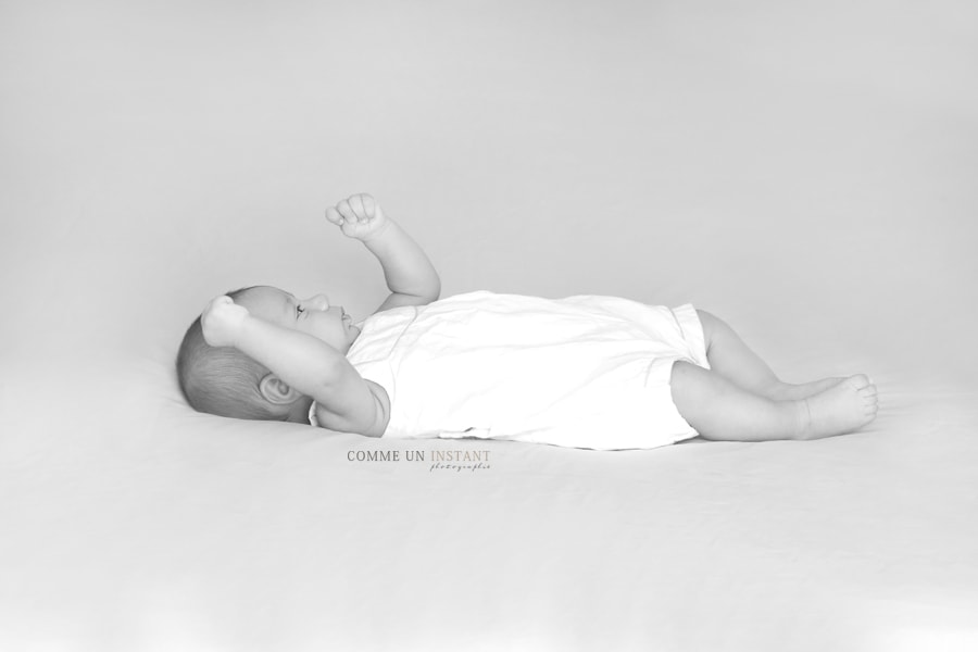 photographe pour bebes - reportage photographe noir et blanc - bébé métis - reportage photographe bébé studio