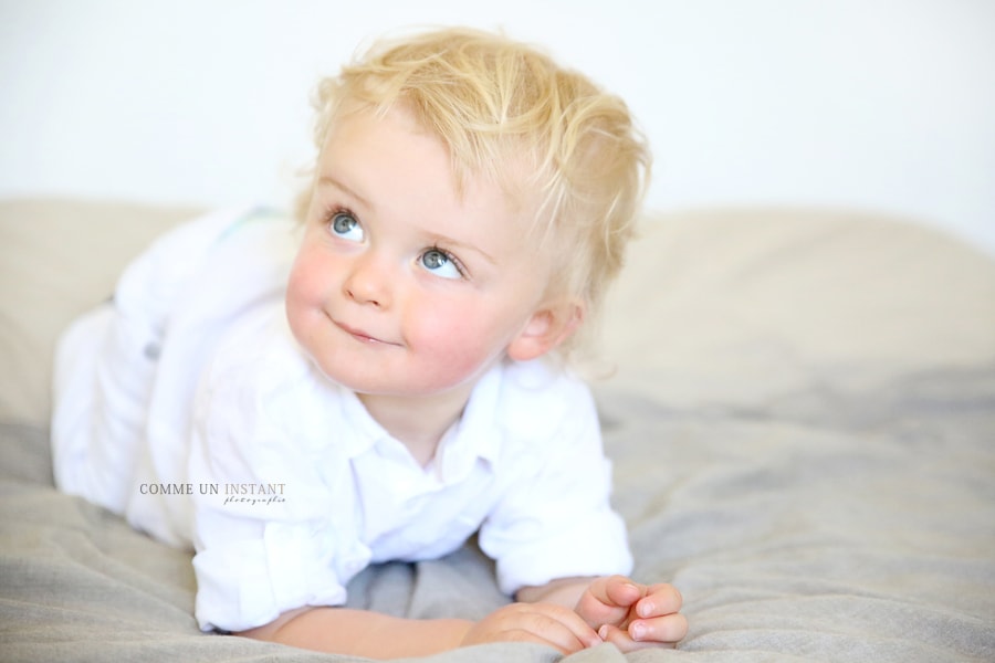 photographe de enfant sur Courbevoie (92400 Hauts de Seine 92) - reportage photographe bébé aux yeux bleus - photographe pro enfant