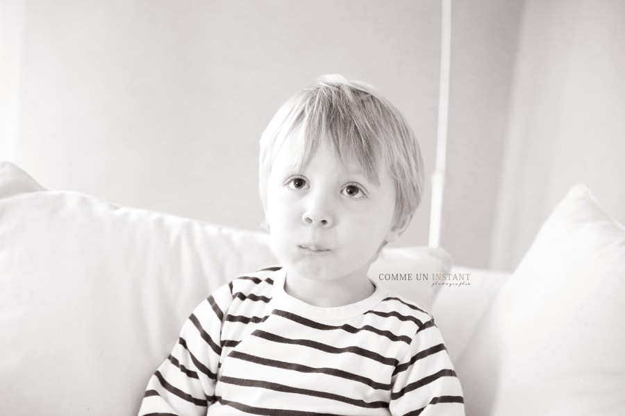reportage photographe pour enfants - photographe professionnelle enfant studio - noir et blanc