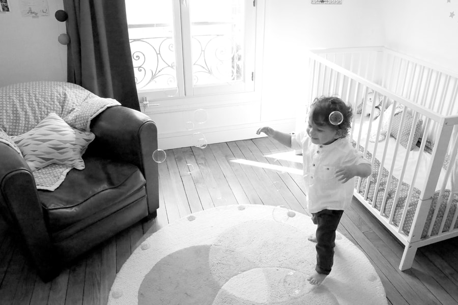 bébé en train de jouer - photographe a domicile de enfants à Paris 75 au niveau de la Concorde, de l'Opéra et du Trocadero - noir et blanc - photographe a domicile enfant en train de jouer - enfant